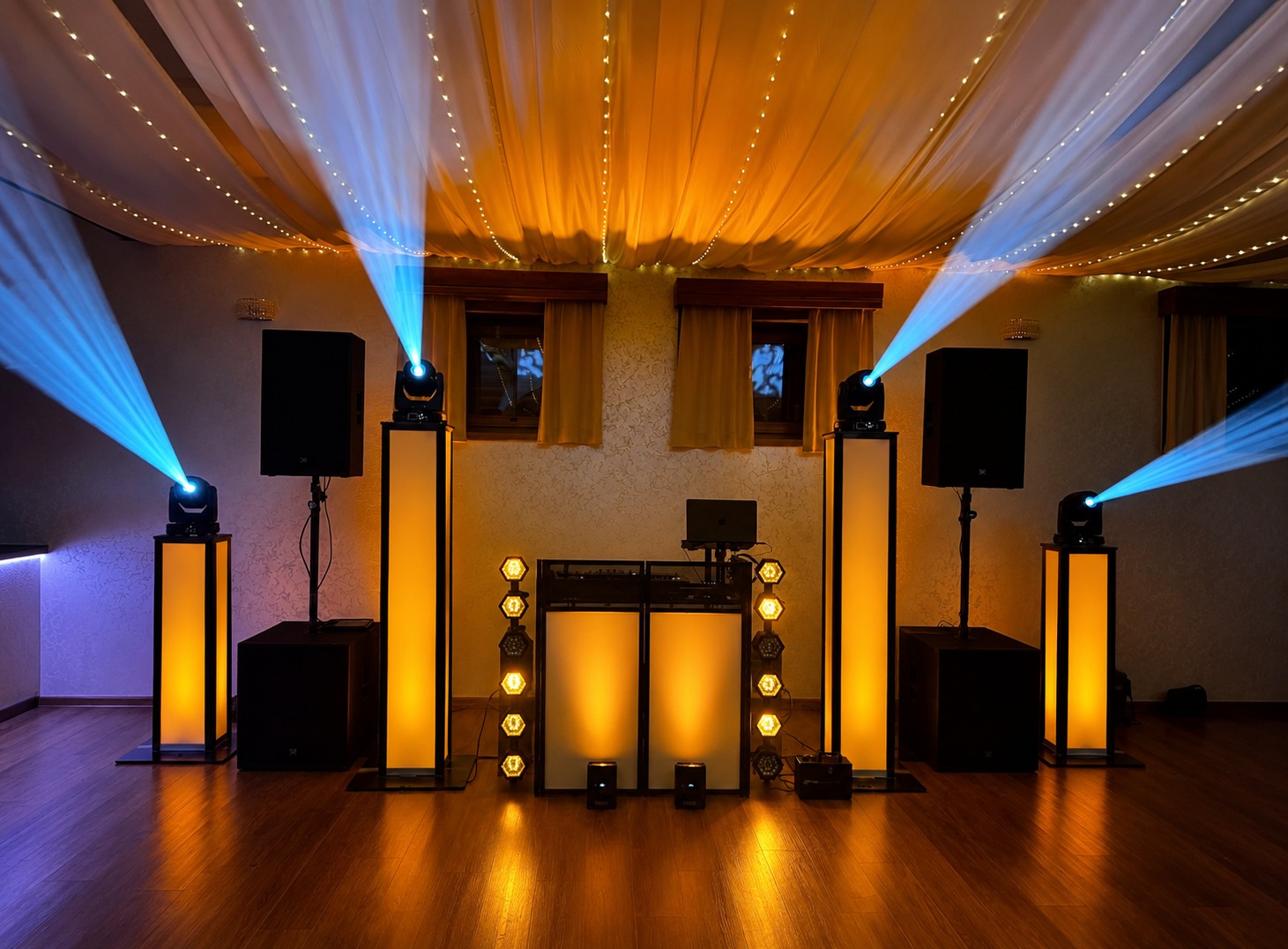 Cabina con iluminación ámbar de Bailoteo Eventos