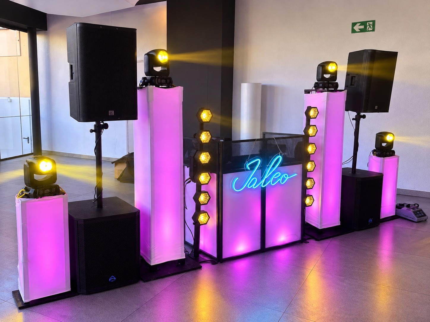 Cabina blanca iluminada de Bailoteo Eventos